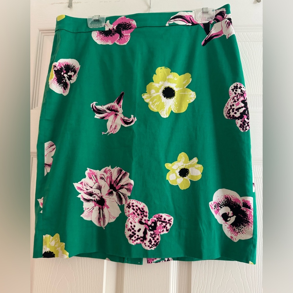 J. Crew Green Pencil Skirt Knee-Length. Size 8.